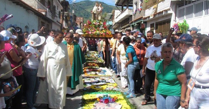 Araira-honra-a-la-Virgen-del-Carmen-con-Alfombra-de-Flores