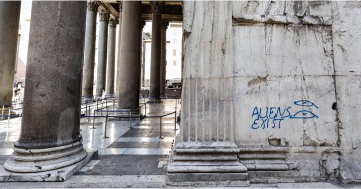 Colocaron-un-grafiti-en-el-Panteon-de-Roma