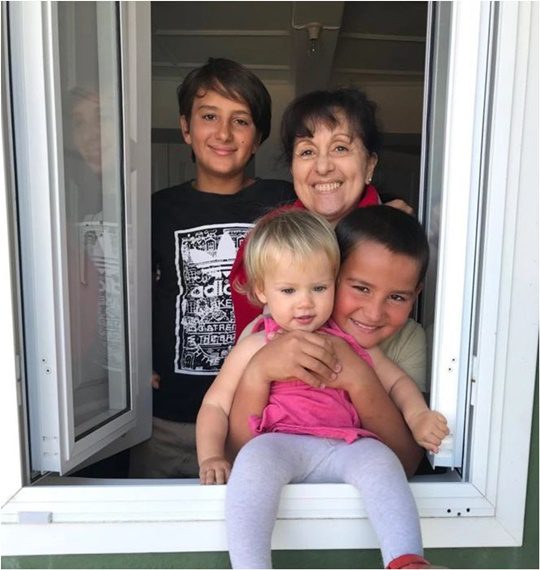 Belkisyole-Alarcon-de-Noya-con-sus-nietos-Simon-Yann-y-Alai-en-2021