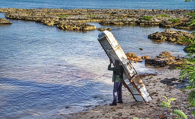 Un hombre carga una balsa improvisada 2
