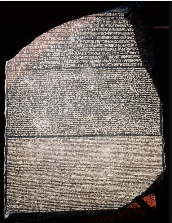 La piedra de Rosetta 1 555x720 - La batalla entre dos mentes brillantes por descifrar la piedra de Rosetta