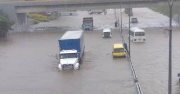 Autopista Francisco Fajardo de Caracas 28 9 2022 1 - Las lluvias dejaron vías colapsadas y muchos damnificados en todo el país