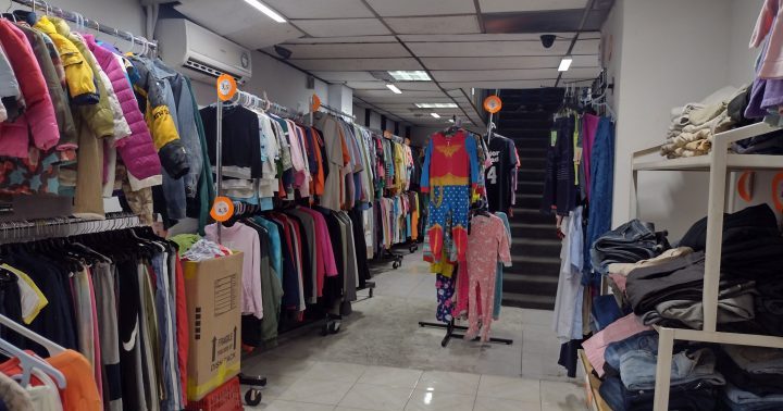 Tienda de ropa usada 3 - Las ofertas en las tiendas de ropa usada pasaron de 1 dólar a 5 dólares