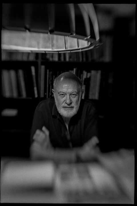 Paolo Gasparini en su estudio Caracas 2006 retratado por Vladimir Marcano