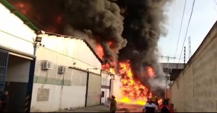 Se incendio una fabrica de velas en Aragaua 1