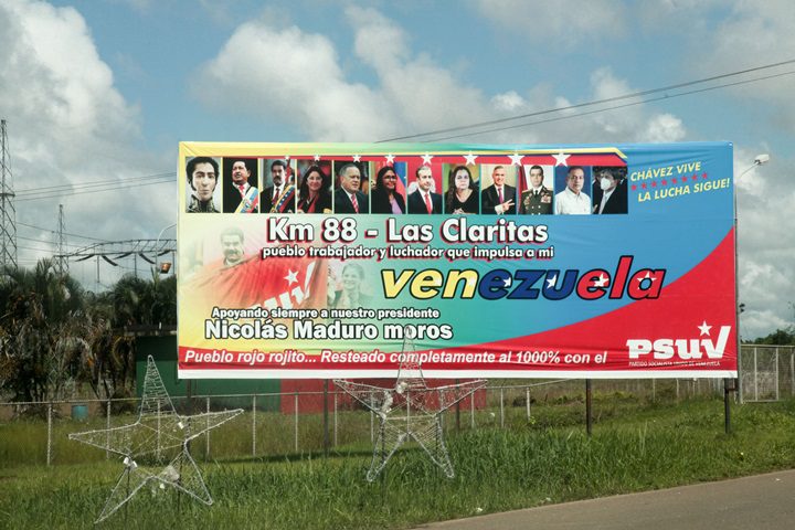 Valla oficial en el Kilómetro 88- Las Claritas que muestra la cadena de mando del Psuv en el Arco Minero