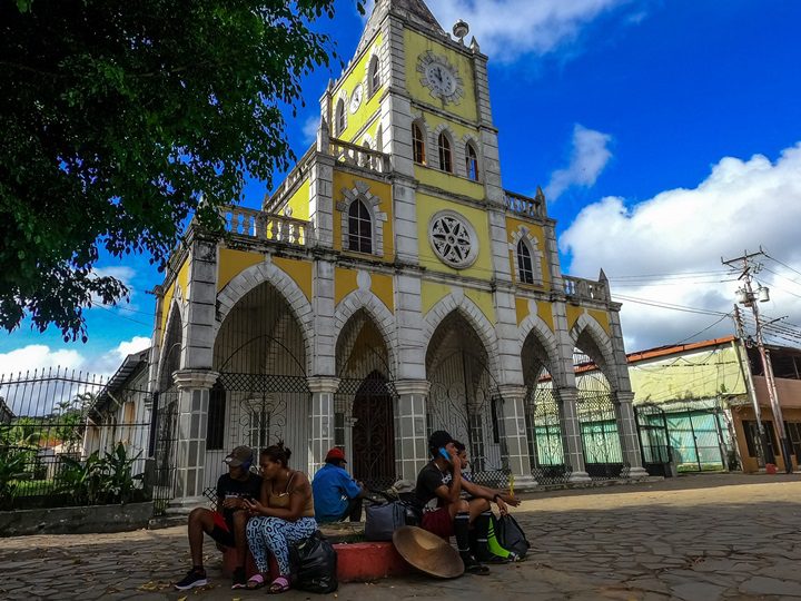 Mineros artesanales se agrupan en la plaza Bolívar de El Callao para luego trasladarse a pie a las minas aledañas