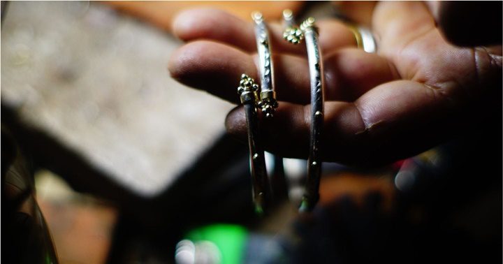 Alejandro Peña trabajando en su taller 1