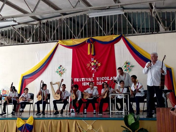 El grupo polifónico que dirige el profesor de música Miguel Velásquez en la Esc. Badaraco de Cumaná