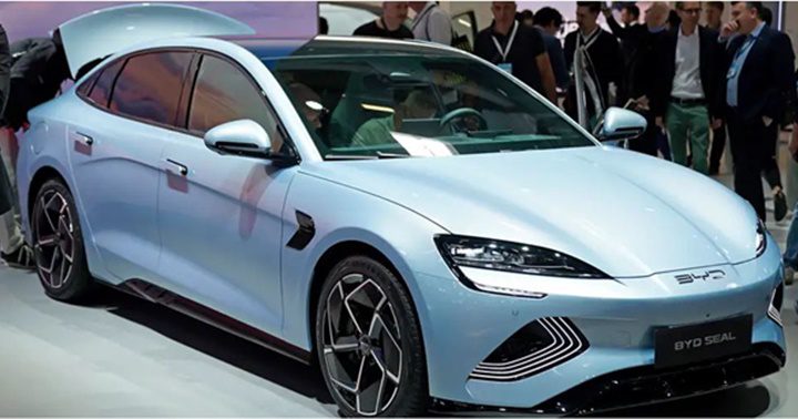Un auto de la empresa BYD China 2024