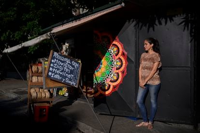 Diana García, en su quiosco en Caracas, Venezuela, el 29 de diciembre de 2023.