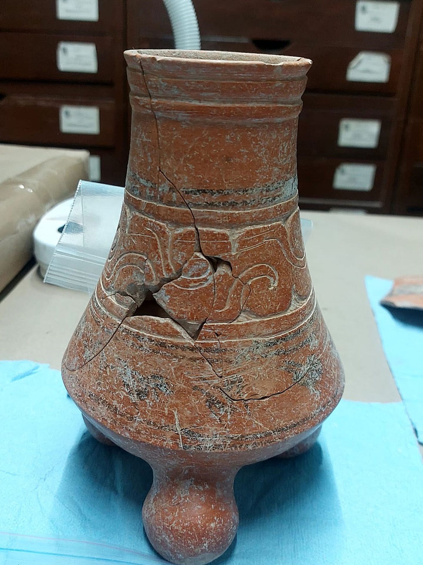 Vasija encontrada durante las obras del Tren Maya. EFE