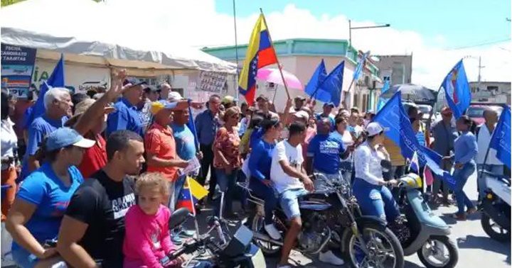 Pobladores de Güiria con Edmundo González