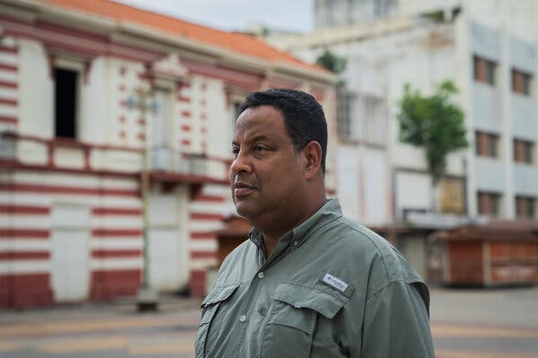  Rafael Ramírez, the mayor of Maracaibo, standing on a street. 