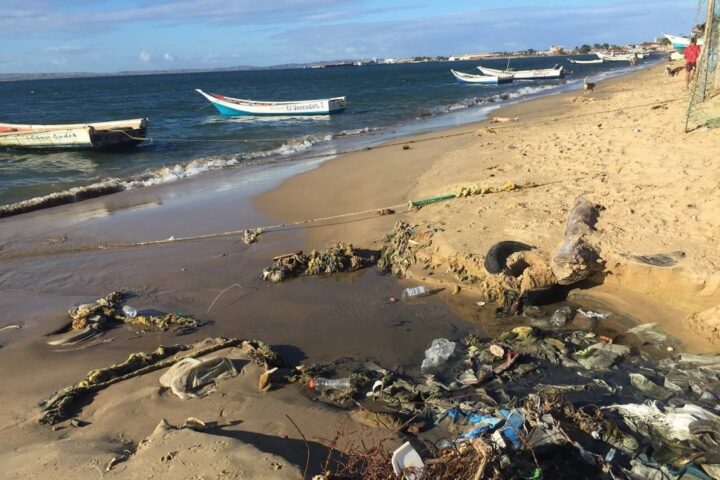 Descarga de Aguas negras en la hermoosas Playas de San Luis en Cumaná