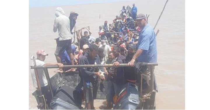 Venezolanos en un barco en Guyana