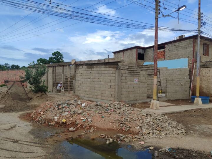 Construyen una casa comunal y las aguas negras corren libremente