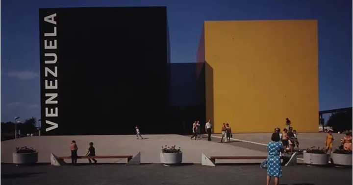 Carlos Villanueva en el exterior