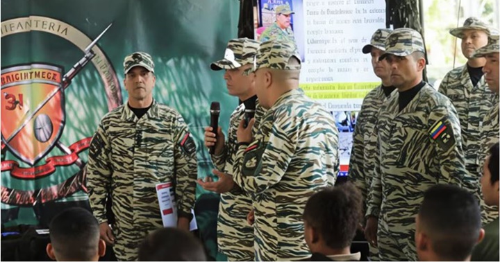 Militares y jóvenes venezolanos