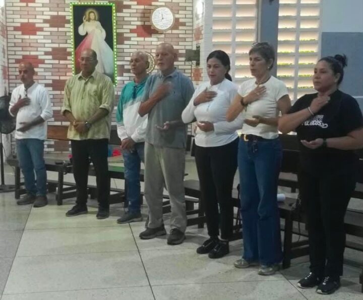 Miembro de Vente Sucre en oración por la libertad de los presos políticos
